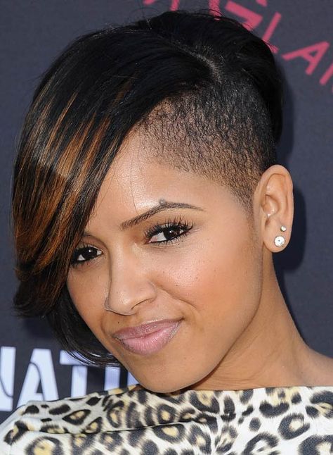 Bald Hairstyles - Partially Shaved Bob If you are still wondering how to look trendy just by going bald, here is your answer. Get a short stacked bob with shaved one side and add a few streaks of dark brown hair to that long black side-swept bang. Undercut, Shaved Bob, Wavy Bob Long, Shaved Sides, Thick Hair Styles, Wavy Bob Hairstyles, Shaved Side Hairstyles, Medium Hair Styles, Shaved Hair