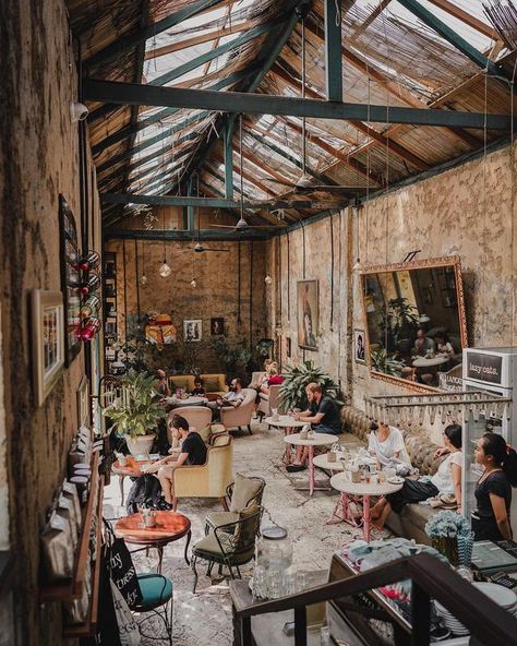 11 Stunning Cafes In Bali Worthy Of Your Instagram Feed - TheBaliGuideline Cozy Coffee Shop, Coffee Shop Aesthetic, Cozy Cafe, Vintage Cafe, Cafe Shop, Restaurant, Coffee Shop Decor, Cafe Restaurant, Restaurant Decor