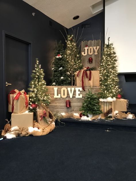 Christmas Church Decorations Stage Decorating Ideas, Church Christmas Decorations Sanctuary Simple, Church Christmas Decorations, Christmas Decor Ideas Church, Christmas Booth, Christmas Stage Decorations, Simple Church Christmas Decor, Advent Church Decorations