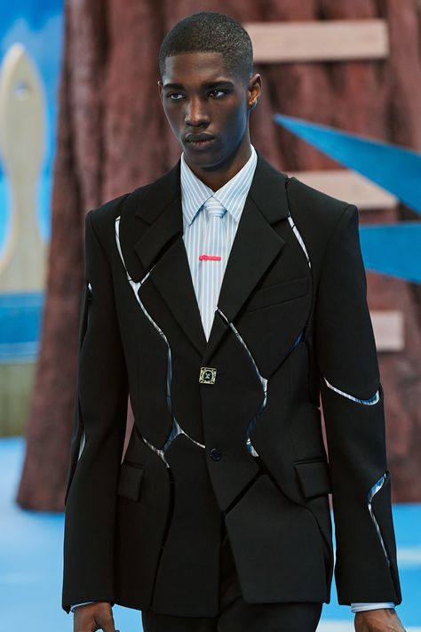 Louis Vuitton Fall 2020 Menswear Fashion Show - Vogue Suits, Men's Fashion, Fashion, Men, Styl, Mens Fashion, Model, Fashion Design, Mens Suits