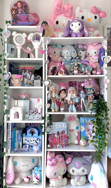 K Pop, Organisation, Kawaii, Cute Room Ideas, Kawaii Room Ideas, Cute Room Decor, Cool Dorm Rooms, Sanrio Room Decor, Cute Bedroom Ideas