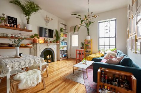 Health and wellness expert Liz Moody calls her home a "non-toxic, book and plant-filled Mexico City-inspired oasis." Apartment Therapy, Home Décor, Ikea, Interior, Home, New York Studio Apartment, Nyc Apartment, Living Spaces, Brooklyn Apartment