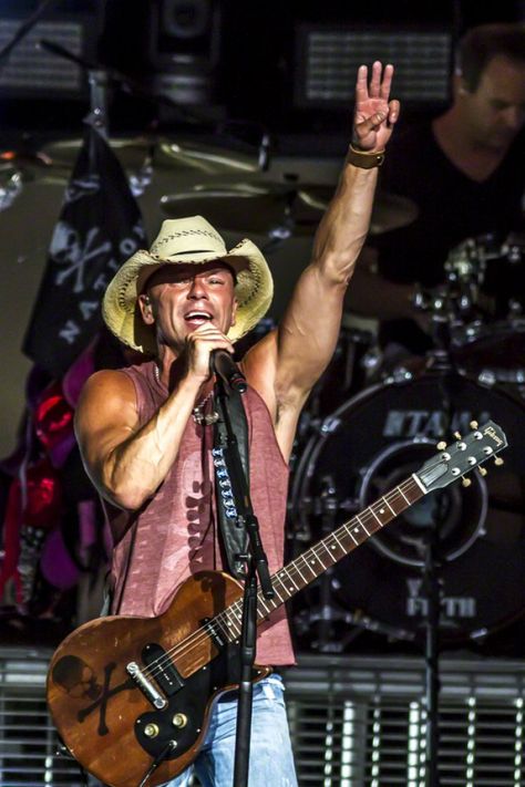 Kenny Chesney celebrates fans in 'We Do' music video  #KennyChesney Florida Georgia Line, Country, Kenny Chesney, Country Music Singers, Country Music, Celebrities, Country Music Stars, Country Singers