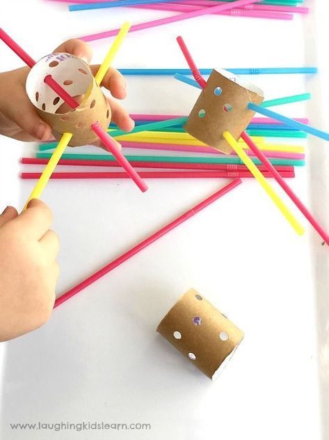 kids have fun threading straws and cardboard tubes for fine motor #finemotor #finemotorplay #playideas #finemotorskills #cardboardtubes #straws #preschool #toddlerplay #toddler #toddlerplayideas #learnwithplay Toddlers, Infant Activities, Fine Motor, Ideas, Basteln, School, Kids Learning, Manualidades, Work