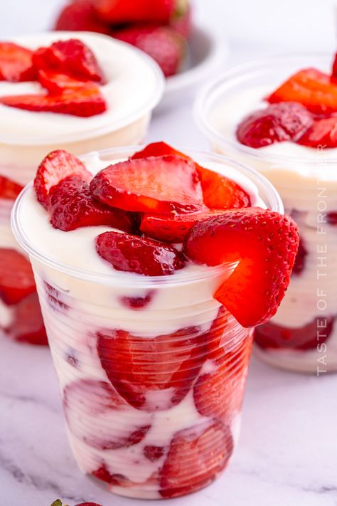 Simple and easy, you'll delight in the creamy texture and fresh flavor of ripe strawberries with crema in this decadent Crema con Fresas. Cruffin Recipe, Traditional Mexican Desserts, Basic Muffin Recipe, Crema Recipe, Mexican Desserts, Breakfast Donuts, Strawberry Cake Easy, Sweet Condensed Milk, Cranberry Cake