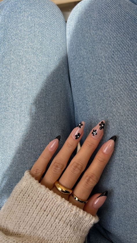 Cute Almond Nails, Green Nail Designs, Round Nails, Nails Inspiration, Nail Inspo, Round Nail Designs, Almond Nails Designs, White Nails With Design, Stiletto Nails Designs