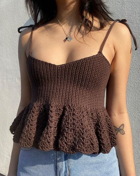 Tops, Crochet, Knitted Top Outfit, Knitted Tops, Crochet Fashion, Crochet Fashion Patterns, Top Pattern, Crochet Crop Top, Crochet Top Outfit