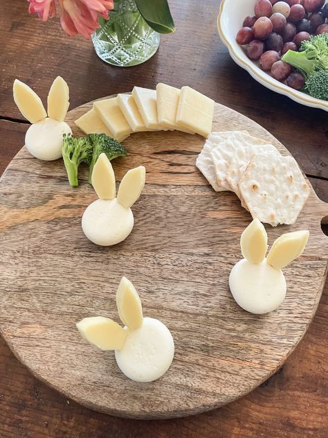 Babybel bunnies for the sweetest Easter charcuterie! Snacks, Brunch, Easter Treats, Parties, Easter Ideas, Diy, Easter Food, Easter Kids, Easter Bunny