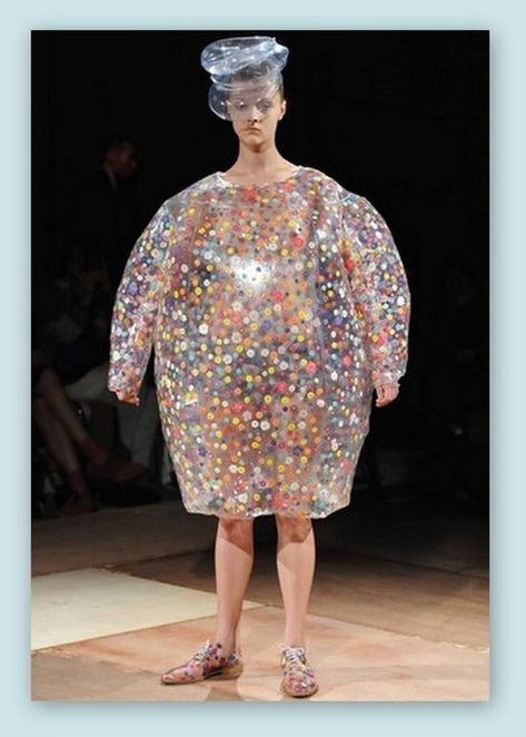 This dress that looks like a balloon full of Smarties. | 26 Ludicrous Catwalk Fashions Croquis, Fat, Funny Fashion, Ugly Outfits, Weird Fashion, Funny Dress, Ugly Dresses, Bad Fashion, Vetements