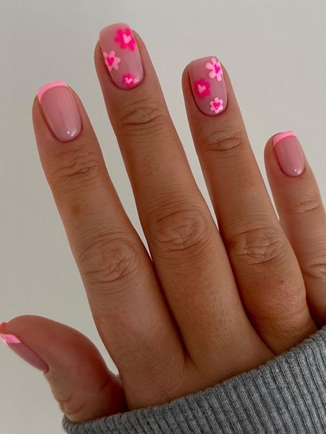 pink french tip nails with flowers Short Pink Nails, Pink Gel Nails, Simple Gel Nails, Short Gel Nails, Cute Gel Nails, Chic Nails, Cute Acrylic Nails, Stylish Nails, Simple Gel Nail Designs