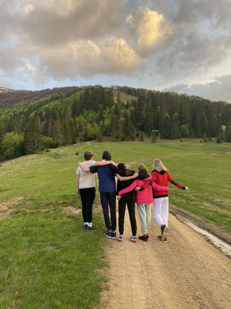 friend group trip mountains aesthetic Trip Group Photos, Trekking With Friends, Boyfriend Group Aesthetic, Vacation Group Photos, Friend Group Of Six Aesthetic, Friend Group Travel Aesthetic, Country Friend Group Aesthetic, Trips With Friends Aesthetic, Group Of Friends Trip Aesthetic