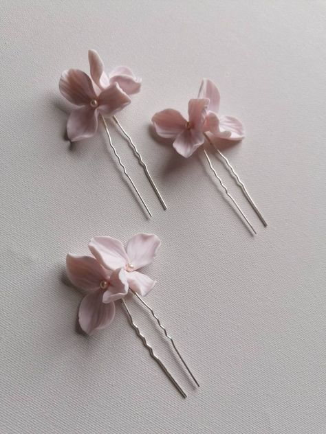 Daphne floral hair pins beautiful will look scattered in the hair up or combined together. Available in very pale blush pink or white, silver or gold details(hairpins/wire). ! Please, let me know in a note box or message me in which details would you like your hairpins to be, silver or gold. Made of light and durable clay, preciosa glass pearls and non tarnish jewellery wire.  Light and easy to wear.  Please don't hesitate to message me if you would like to add your touch to suit your style more Bijoux, Diy, Fimo, Bridal Flower Headpiece, Floral Bridal Hair Accessories, Floral Wedding Hair Accessories, Bridal Hair Pins, Floral Wedding Hair, Bridal Hair Accessories