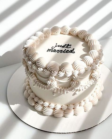 Tårta Design, Bolo Vintage, Vintage Birthday Cakes, Buttercream Wedding Cake, Engagement Cakes, Cake Trends, Wedding Cakes Vintage, Retro Wedding, Wedding Cake Inspiration
