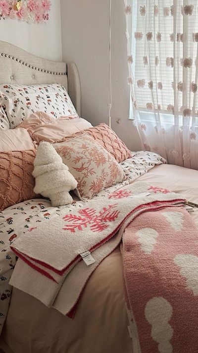 Pink, Ariana Grande, Natal, Pink Bedding, Pink Bed Sheets, Holiday Bedroom Decor, Pink Christmas Bedroom, Holiday Bedroom, Room Themes