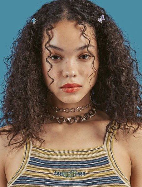 90s Hairstyles That are Cool & Trending Again - The Trend Spotter Short Hair Styles, Curly Girl Hairstyles, Cute Curly Hairstyles, Curly Hair Styles, Grunge Hair, Clip Hairstyles, Curly Hair Styles Naturally, Indie Hairstyle, Natural Hair Hairstyles