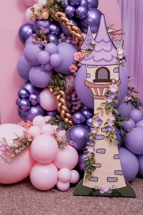 Tangled Outdoor Party, Tangled Balloon Decoration, Rapunzel Tower Diy Cardboard Boxes, Rapunzel Birthday Party Ideas Decoration, Tangled Birthday Party Ideas Decor, Tangled Balloon Garland, Rapunzel Party Decor, Tangle Birthday Party Ideas, Rapunzel Balloon Decorations