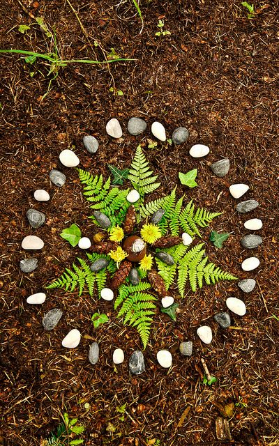 all children should grow up making danmalas.....Danmala by LukeDHarrison, via Flickr Outdoor, Mandalas, Nature, Resim, Sanat, Wald, Garden, Outdoor Art, Kunst