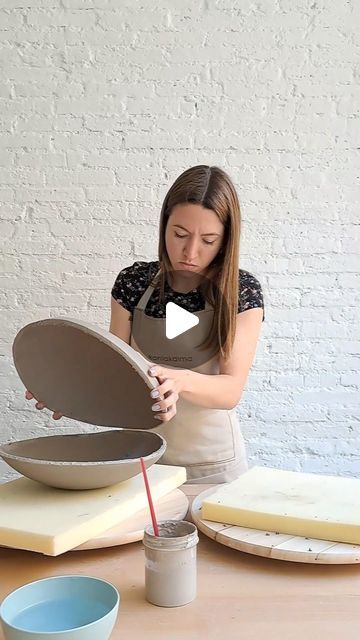 𝙏𝙝𝙚 𝘾𝙚𝙧𝙖𝙢𝙞𝙘 𝙎𝙘𝙝𝙤𝙤𝙡 on Instagram: "How to make a vase ❤️ ••• Follow @konlakalma for more!" Diy, Ceramics, Ceramic Techniques, Ceramics Projects, Ceramics Pottery Art, Clay Ceramics, Ceramics Ideas Pottery, Clay Vase, Ceramic Artwork