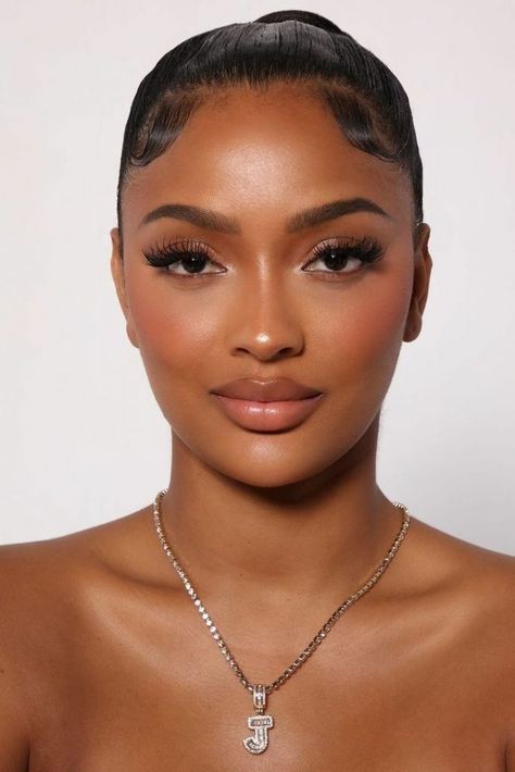 Natural Dark Skin Makeup 18 Ideas: Enhancing Your Beauty with Confidence - women-club.online Prom, Gold Necklace, Glam Makeup, Glamour Makeup, Black Girl Makeup, Natural Glam Makeup, Classy Makeup, Girls Makeup, Peinados