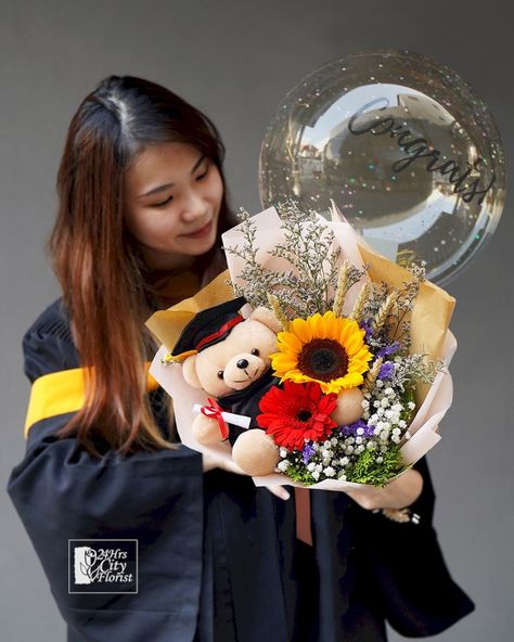 graduation bouquet with balloon Barbie, Amigurumi Patterns, Graduation Bouquet, Graduation Flowers, Graduation Balloons, Graduation Flower Bouquet, Graduation Flowers Bouquet, Gift Bouquet, Graduation Party Backdrops
