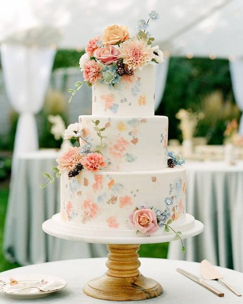 These spring wedding cakes are packing a serious punch with delicate sugar flowers, the prettiest spring color palettes and cascading floral details that are just #gorg. Find all your spring wedding cake ideas at #ruffledblog Spring Wedding Cake, Pretty Wedding Cakes, Spring Cake, Spring Wedding Colors, Spring Wedding Inspiration, Elegant Wedding Cakes, Wedding Cakes With Flowers, Pastel Wedding, Wedding Cake Inspiration