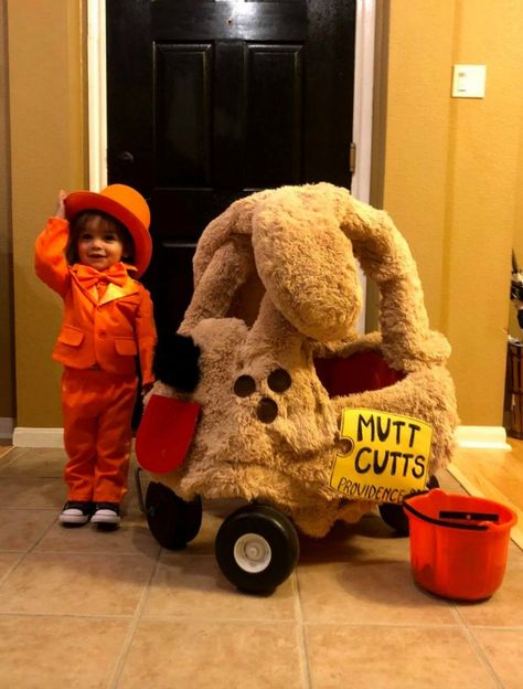 Turn a cozy coupe into a Mutt Cutts van from Dumb and Dumber-- SO CUTE!! #diycostumes #dumbanddumbercostume Humour, Diy Halloween Costumes, Cosplay, Costumes, Home-made Halloween, Musicals, Diy Halloween Costumes For Kids, Dumb And Dumber Costume, Halloween Costumes For Kids
