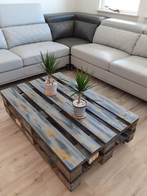 DIY. Make a coffee table with wooden pallet, you need two pallets, four wheels and paint of your favorite. Home Décor, Pallet Coffee Table Diy, Pallet Wood Coffee Table, Diy Coffee Table, Wooden Pallet Coffee Table, Wood Pallet Coffee Table, Homemade Coffee Tables, Homemade Furniture, Kitchen Table Decor
