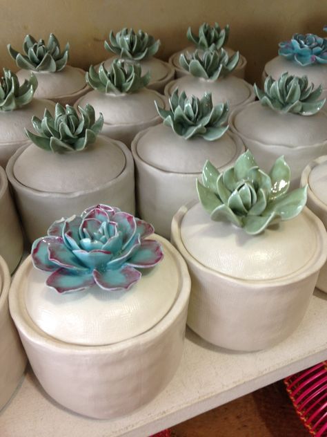 Succulent ceramic jars #anthrofav Diy, Fimo, Ceramic Pottery, Ceramic Jars, Ceramic Boxes, Ceramic Flowers, Ceramic Clay, Clay Pottery, Clay Ceramics
