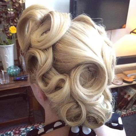 Vintage Updo With Pin Curls Pin Up, Retro, Vintage, Down Hairstyles, 1940s Hairstyles, Vintage Curls, Vintage Updo, Pin Up Hair, Pin Curl Updo