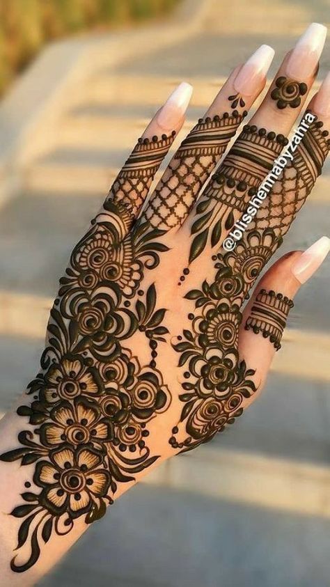 Looking for a creative way to show off your henna artwork? Check out our designs! We've got a variety of styles to choose from, and we can help you create a stunning piece that you'll love. Henna Designs, Mehndi, Tattoo, Back Hand Mehndi Designs, Mehndi Designs Front Hand, Latest Henna Designs, Mehndi Designs For Hands, Latest Simple Mehndi Designs, Mehandi Designs