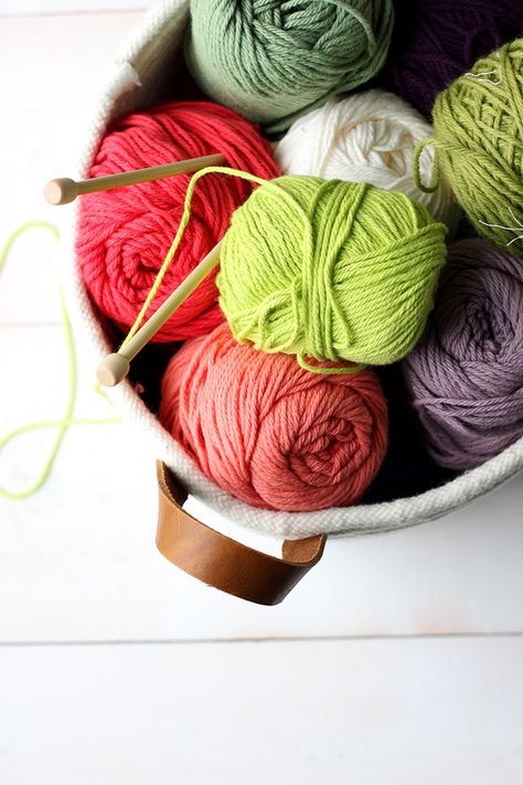 DIY No-Sew Rope Coil Basket Diy, Crochet, Sewing, Cotton Yarn, Rope Basket, Coiled Baskets, Yarn Inspiration, Yarn, Pot Holders