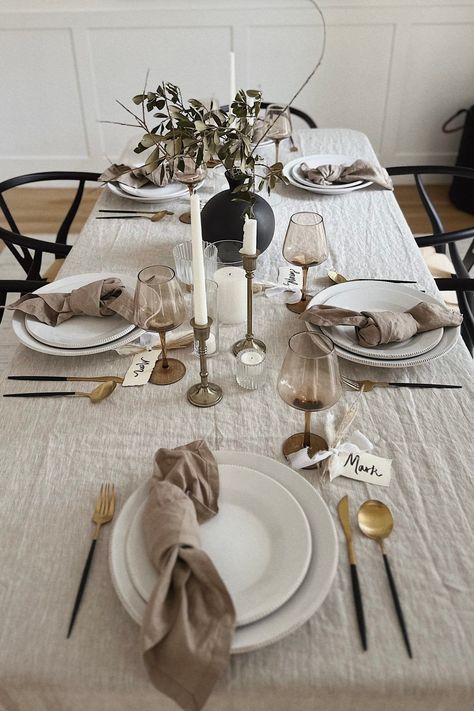 A Neutral Holiday Tablescape | Ashley Robertson | The Teacher Diva: a Dallas Fashion Blog featuring Beauty & Lifestyle | holiday hosting, seasonal entertaining, holiday entertaining, chic holiday decor, chic tablescape, hosting tips, dining room, table setting Holiday Dining Room, Fall Dining Table Decor, Everyday Table Settings Casual, Everyday Table Settings, Everyday Table Decor, Dinner Table Decor Everyday Modern, Dining Table Setting Ideas Everyday, Casual Table Settings Everyday, Dining Table Decor Everyday