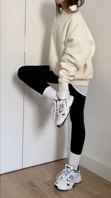 Lara on Instagram: "Everyday casual outfit — Go-to look both for weekdays and weekends lately🖤 #minimaloutfit #outfitreel #outfitinspo #casualoutfit #pinterestoutfit #ootdreel #newbalance #neutralstyle" Outfits, Casual, Casual Outfits, Everyday Casual Outfits, Casual Leggings Outfit, Casual Sporty Outfits, Casual Style Outfits, Casual Athleisure Outfits, Comfy Casual Outfits
