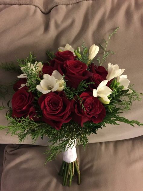 Romantic Bride Bouquet, Bouquet Of Flowers Winter, Wedding Centerpieces Red Roses, White And Maroon Bouquet, Flower Bouquet Winter, Bouquet Wedding Red Roses, November Wedding Bouquets, Wedding Flowers Roses Red, Christmas Rose Bouquet