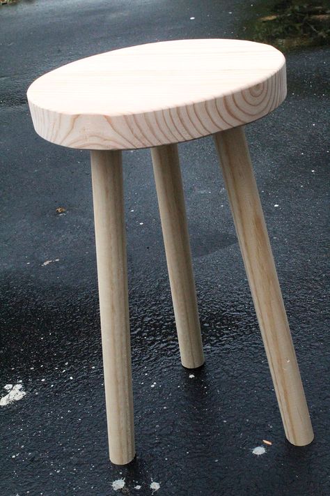 How to Make an Easy Round Stool | Simple DIY Furniture Build Diy, Diy Furniture, Wooden Stools Diy, Diy Furniture Projects, Diy Stool, Wood Stool, Diy Furniture Building, Wooden Stools, Furniture Diy