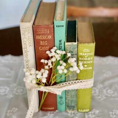 3 Ways To Decorate With Vintage Books - The Antiqued Journey Vintage, Decoration, Ideas, Vintage Book Decor, Vintage Book Centerpiece, Book Centerpieces, Book Decor, Book Decorations, Vintage Books
