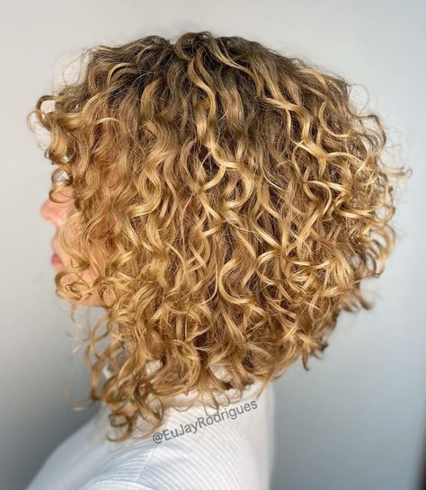Blonde Stacked Bob for Curly Hair Haar, Blond, Bob, Bob Haircut Curly, Hair Cuts, Capelli, Curly Bob Hairstyles, Coiffure Facile, Short Layered Bob Hairstyles