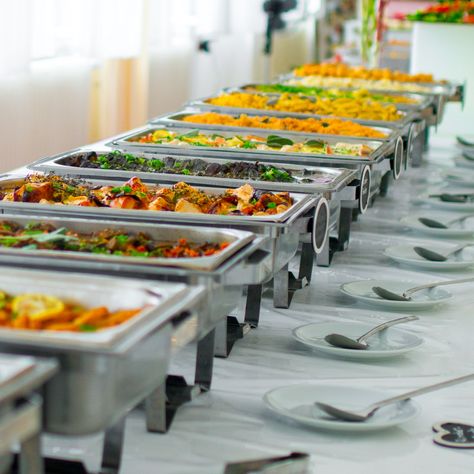 Learn how to set up a buffet that runs smoothly, including the best serving dishes to use, the layouts that work best and what not to include Party Food Buffet, Dinner Party Buffet, Party Buffet, Catering Buffet, Party Catering, Buffet Set Up, Catering Food Displays, Catering Ideas Food, Party Menu