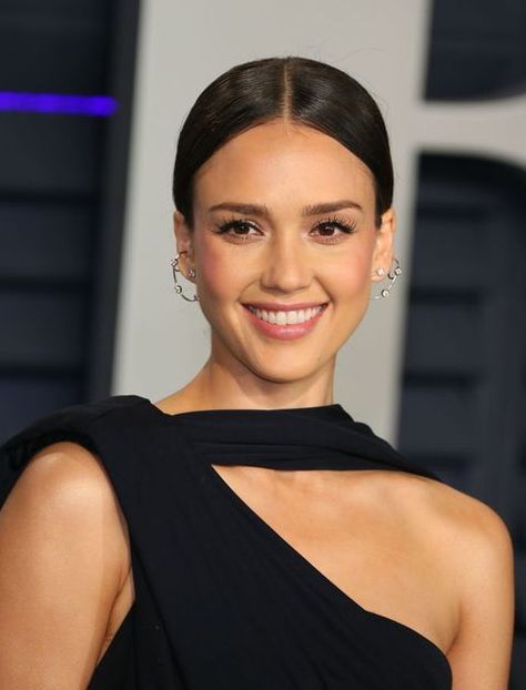 Oscars 2019: The Best Hair And Make-Up Looks Direct From The Red Carpet Jessica Alba, Make Up Looks, Hollywood Hair, Red Carpet Hair, Oscar Hairstyles, Makeup Looks, Oscars Makeup, Celebrity Hairstyles Red Carpet, Red Carpet Formal
