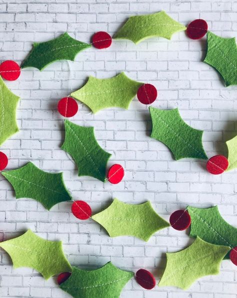 15 Chic Christmas Garland Designs To Add To The Festive Backdrop Christmas Crafts, Diy, Christmas Decorations, Christmas Garland, Christmas Decorations Garland, Felt Christmas, Christmas Ornaments, Christmas Holly, Felt Garland
