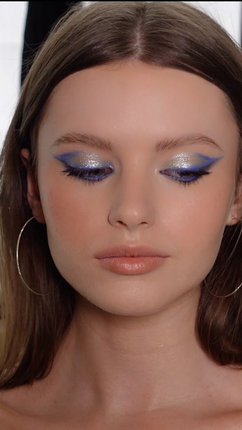 Makeup For Blue Eyes, Silver Eyeshadow Looks, Metallic Eye Makeup, Blue Eyeshadow Makeup, Gem Makeup, Silver Eye Makeup, Blue Makeup Looks, Cat Eye Makeup, Bold Makeup