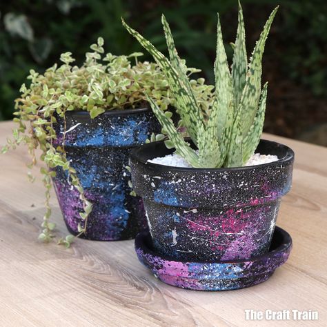 Easy galaxy painted pot kids can make using sponge dabbing and toothbrush splatter stars. This is a fun craft for older kids, tweens and teens. Upcycling, Diy Crafts, Gardening, Crafts, Clay Pot Projects, Painted Pots, Ceramic Painting, Clay Pots, Sponge Crafts