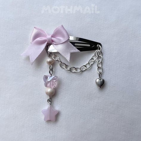 coquette beaded bow hair clip by @mothmail on depop <3 Outfits, Beaded Jewellery, Bijoux, Cute Jewelry, Pretty Jewelry Necklaces, Bead Hair Accessories, Beaded Hair Clips, Beaded Accessories, Beaded Hair Pins