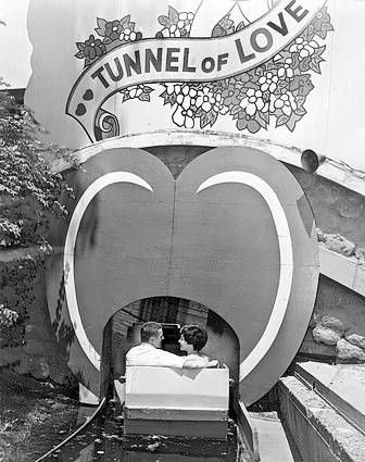 COUPLE IN BOAT ENTERING TUNNEL OF LOVE - 1962 - CHICAGO TRIBUNE PHOTO Abandoned Amusement Parks, Chicago, Vintage, Retro, Amusement Park Rides, Riverview, Riverview Park, Parks, Tunnel Of Love