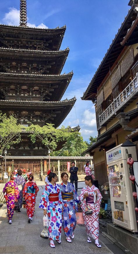 Did you know a kimono outfit consists of 12 or more separate pieces? 👘 #kimono #kyoto #japan #geisha #temple #asia Japan Fashion, Kimonos, Japanese Kimono, Japan Kimono, Kimono Japan, Kimono Kyoto, Kimono Outfit Japanese, Japan Style, Kimono Outfit