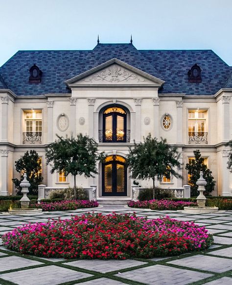 Exquisite French Chateau Style Home with Classical Architecture - Dallas, Texas #architecture #luxuryhome #luxurymansion Classic House, French Villa, Modern French House, French Country House, French Style House, Modern French Chateau Interiors, Estate Homes, French Country Homes, Villa Style Home