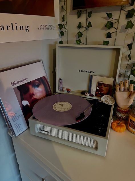 Friends, Decoration, Vintage, Taylor Swift, Record Player Aesthetic Bedroom, Records Aesthetic, Astethic Room Ideas, Dream Room Inspiration, Room Inspo