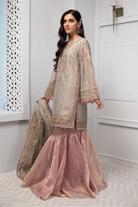 Haute Couture, Pakistani Dresses, Mehndi, Couture, Outfits, Designer Dresses, Pakistani Dress Design, Indian Designer Outfits, Pakistani Dresses Casual