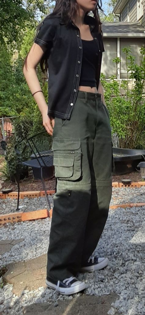 green cargo pants with black top Grunge Outfits, Baggy Clothes Outfit Aesthetic, 90s Overalls Outfit, Baggy Clothes Aesthetic, Cargo Pants Outfit Street Style, Black Undershirt Outfits, Baggy Grunge Outfit, Baggy Pants Outfit, Cargo Pants Style