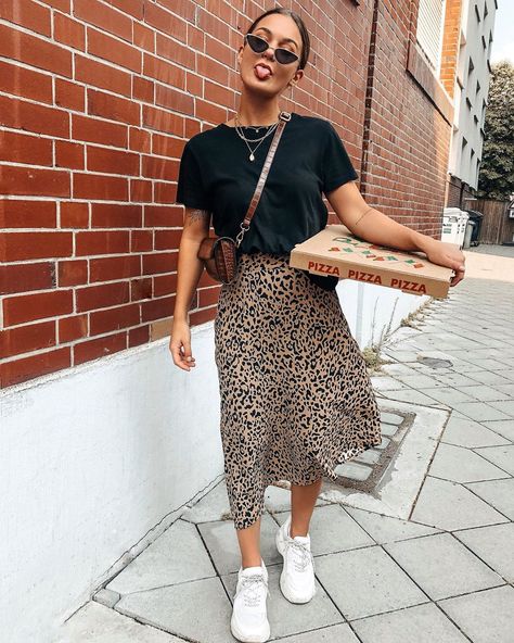 FASHION • LIFESTYLE • TRAVEL on Instagram: “MOOD 😛 #pizza #ootd #fashion #leolove #cheesin #tbt #anajohnsonpreset #mood #mannheim” Jeans, Outfits, Summer Outfits, Trendy Outfits, Casual Outfits, Casual, Summer Neutral Outfits, Comfy Chic, Cute Casual Outfits